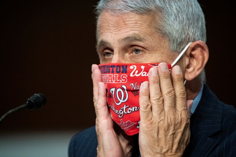 &copy; Reuters. IMAGEN DE ARCHIVO. El doctor Anthony Fauci, el principal especialista en enfermedades infecciosas de Estados Unidos, ajusta su mascarilla durante una sesión de un panel del Senado sobre coronavirus, en Washington, EEUU