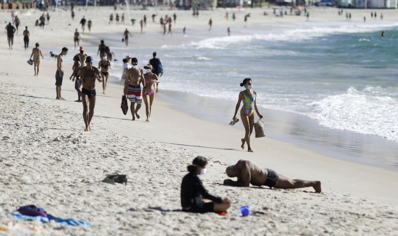 &copy; Reuters. Personas en la playa de Copacabana en medio del brote de coronavirus, en Río de Janeiro, Brasil