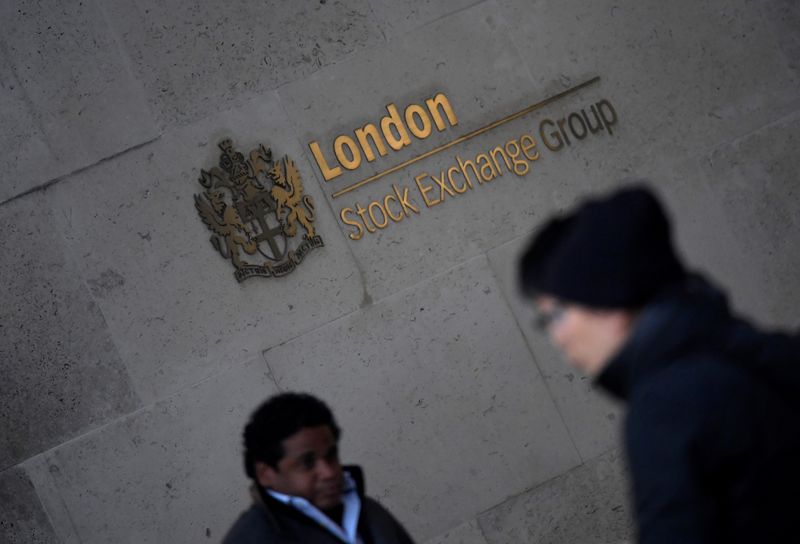 © Reuters. People walk past the London Stock Exchange Group offices in the City of London