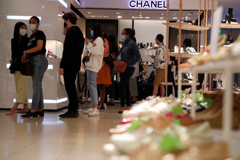 © Reuters. FILE PHOTO: Summer sales kick off in Paris