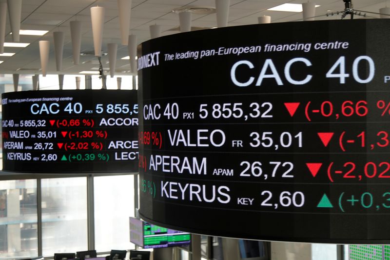 &copy; Reuters. Tabelloni elettronici presso la Borsa di Parigi, legati all&apos;indice CAC 40