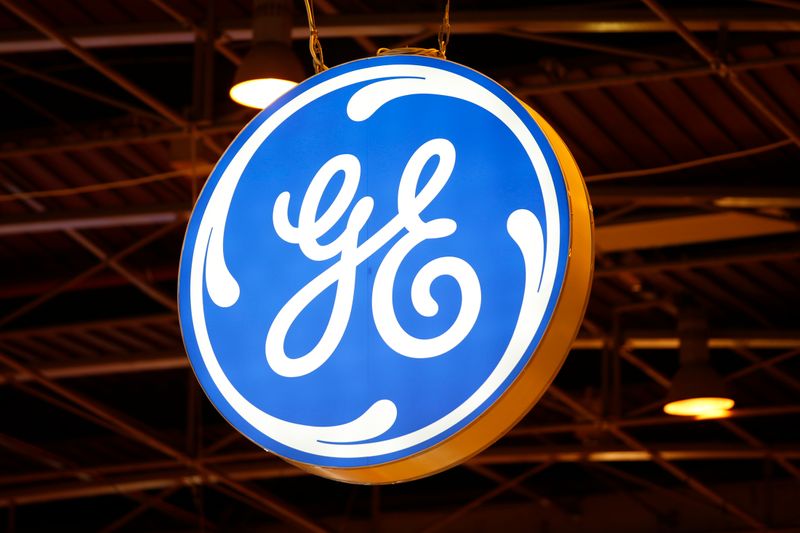 &copy; Reuters. Логотип General Electric на конференции в Париже