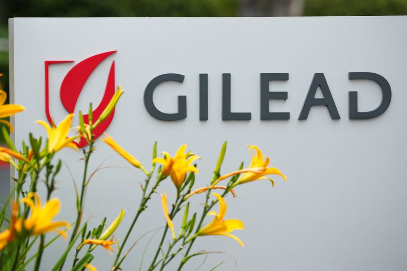 &copy; Reuters. Логотип Gilead Sciences Inc на офисе компании в городе Оушенсайд