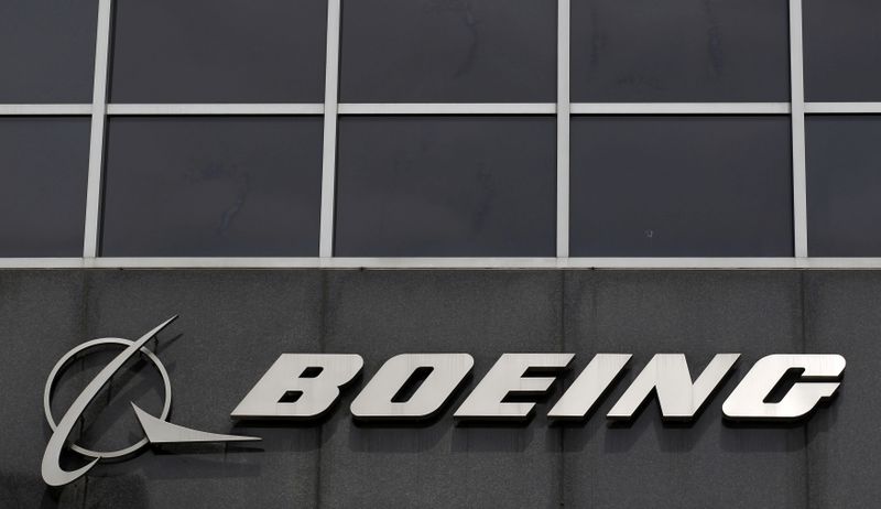 &copy; Reuters. Логотип Boeing в центральном офисе компании в Чикаго