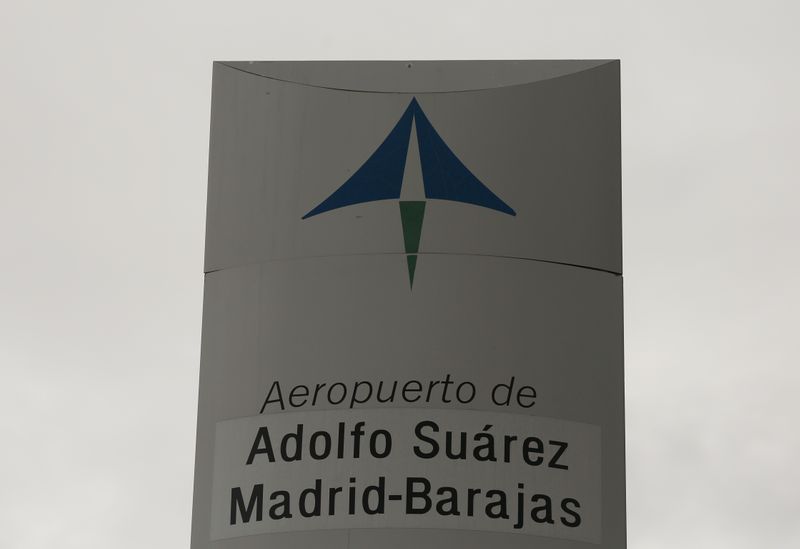 © Reuters. Logo de la operadora española de aeropuertos AENA en el aeropuerto Adolfo Suárez Barajas de Madrid