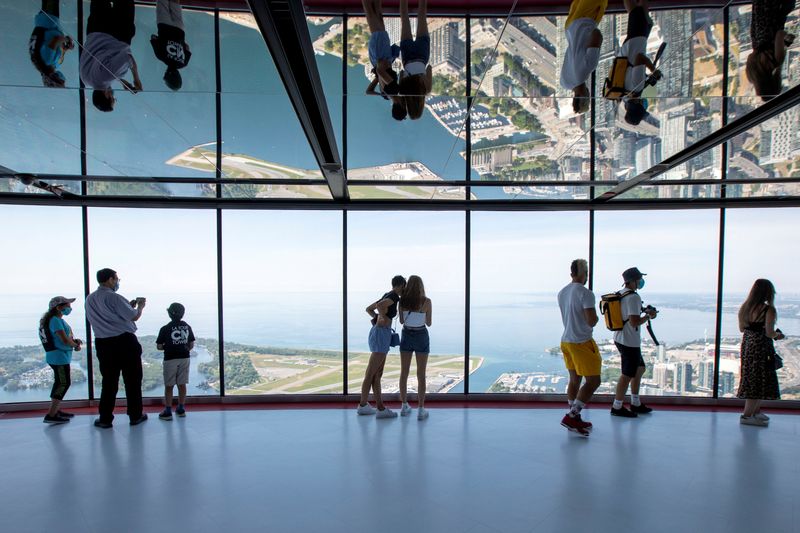 &copy; Reuters. FILE PHOTO: Visitors view panoramic city scenes from the CN Tower in Toronto