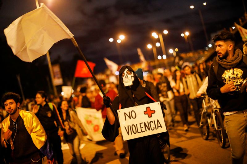 &copy; Reuters. Manifestantes protestam contra violência em Bogotá