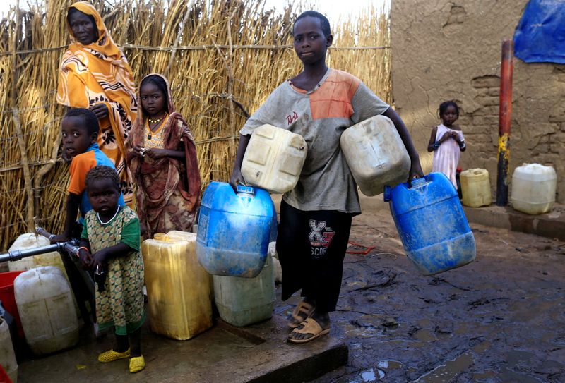 &copy; Reuters. FILE PHOTO: Internally displaced Sudanese people prepare to collect water from a tap within the Kalma camp for IDPs in Darfur