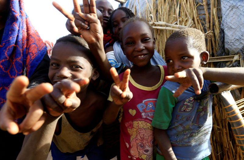 &copy; Reuters. FILE PHOTO: Internally displaced Sudanese children gesture to the photographer within the Kalma camp for IDPs in Darfur