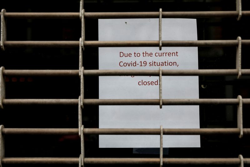 © Reuters. A closed sign is seen on a retail store, during the outbreak of the coronavirus disease (COVID-19) in New York