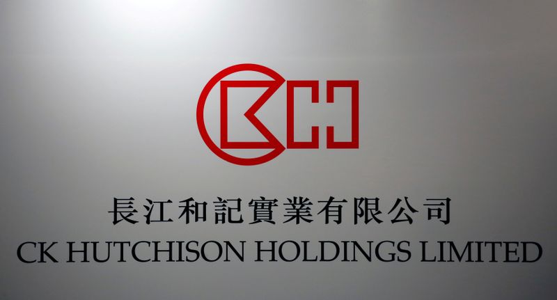 © Reuters. FILE PHOTO: The company logo of CK Hutchison Holdings is displayed at a news conference in Hong Kong