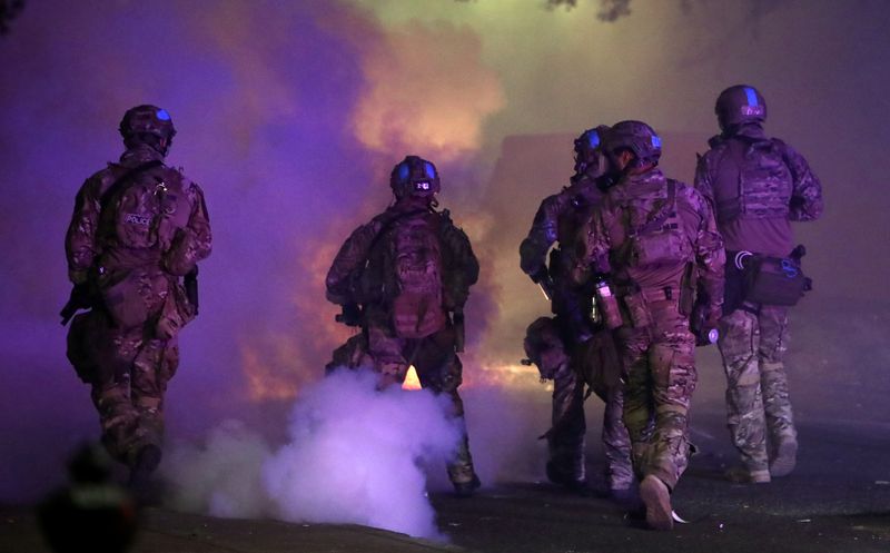 &copy; Reuters. Agentes federais de segurança em Portland