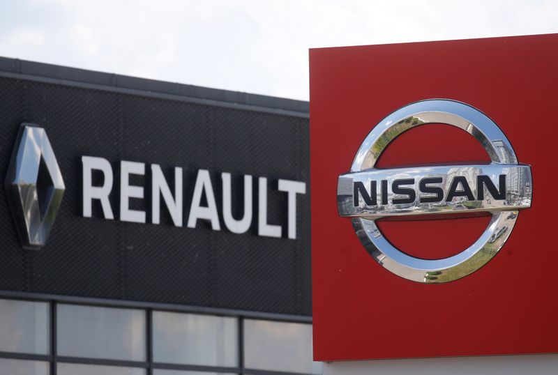 &copy; Reuters. FILE PHOTO: The logos of car manufacturers Nissan and Renault are pictured at a dealership Kyiv