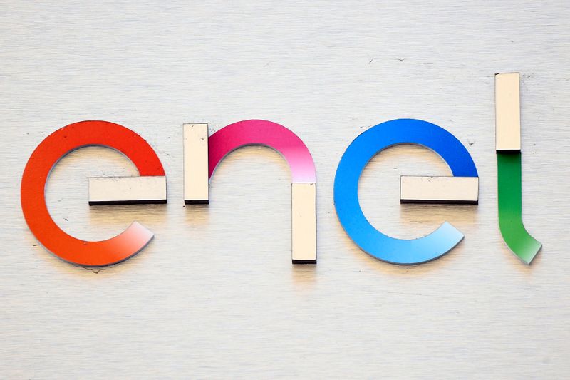 &copy; Reuters. Logo Enel nella sede del gruppo a Milano