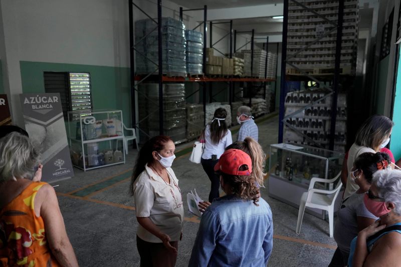 &copy; Reuters. An employee talks to costumers at the entrance of the first wholesale outlet for private eateries in Havana