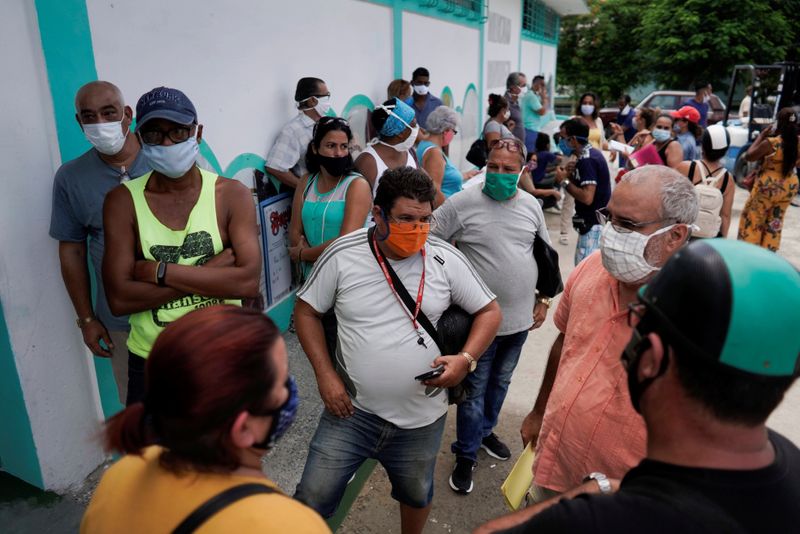 © Reuters. People wait to enter at the first wholesale outlet for private eateries in Havana