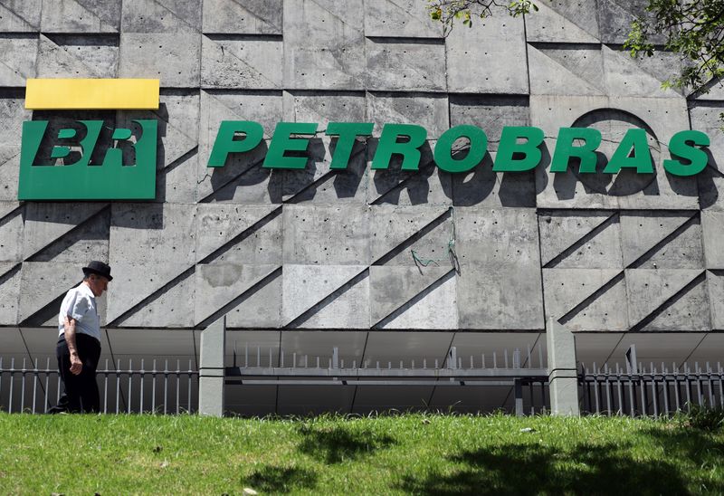 &copy; Reuters. A man walks in front of the headquarters of Petroleo Brasileiro S.A. (Petrobas) in Rio de Janeiro