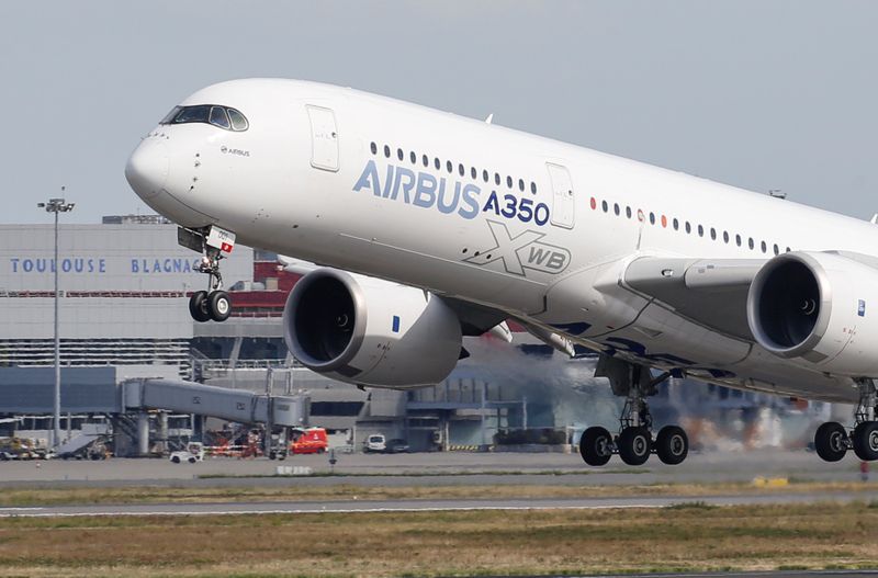 © Reuters. FILE PHOTO: An Airbus A350 takes off at the aircraft builder's headquarters in Colomiers near Toulouse