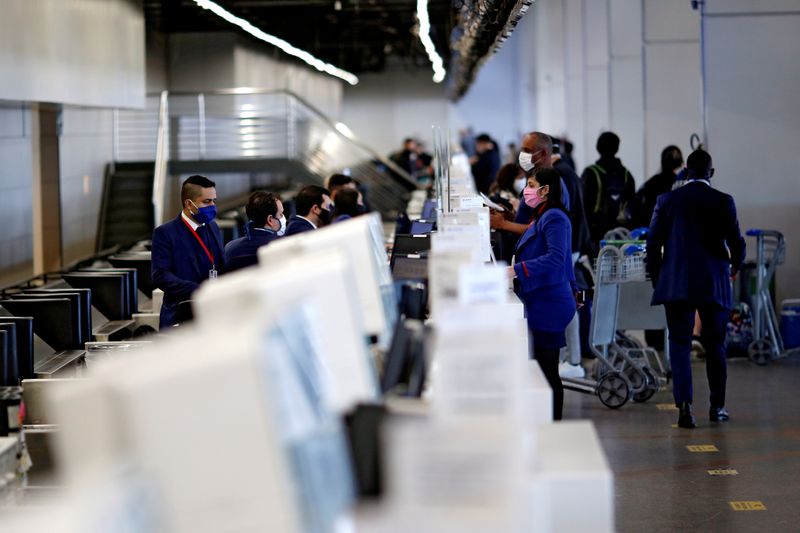 &copy; Reuters. FOTO DE ARCHIVO: Empleados de Latam Airlines en la sala de facturación de la compañía en el Aeropuerto Internacional de Brasilia,  Brasil. 28 de mayo de 2020.