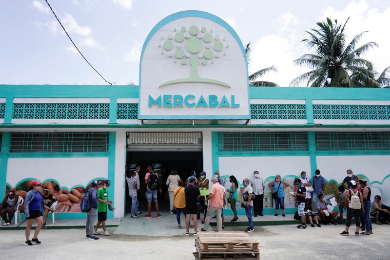 &copy; Reuters. Gente espera para entrar a la primera tienda mayorista para restaurantes privados en La Habana