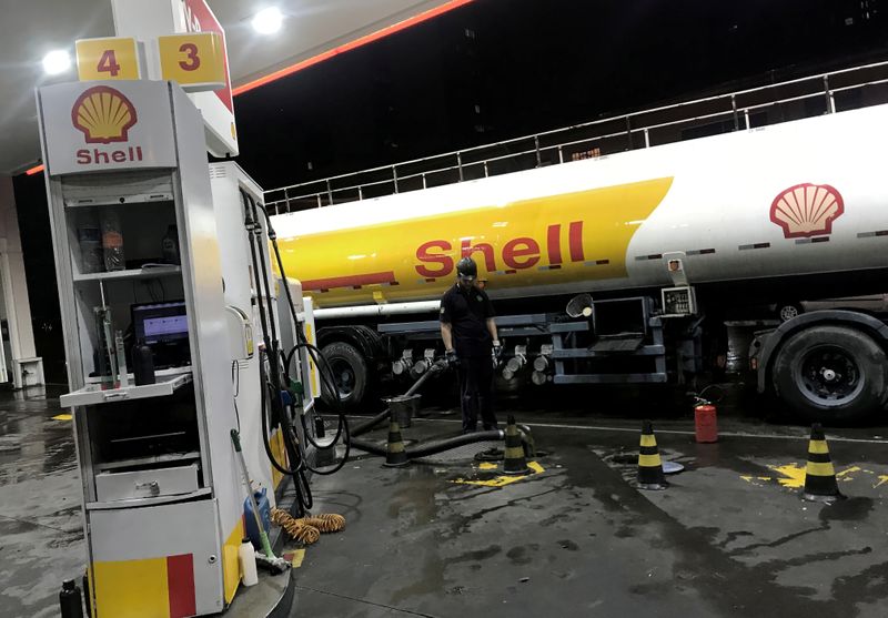 &copy; Reuters. FILE PHOTO: Oil tank truck fills the pumps at a Shell petrol station in Sao Paulo