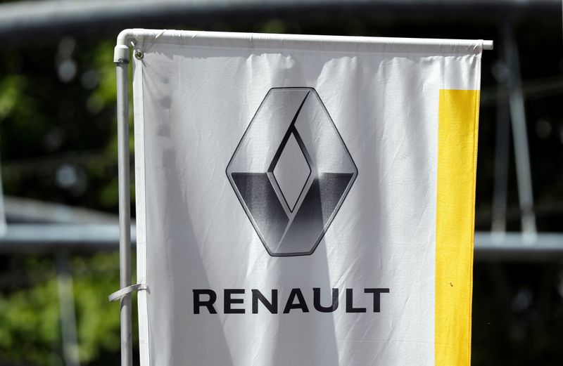 &copy; Reuters. Логотип Renault в дилерском центре в Париже