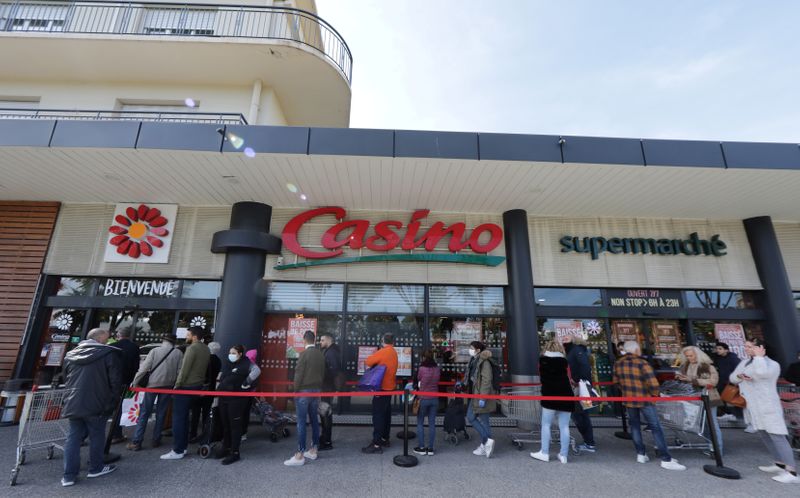 &copy; Reuters. FILE PHOTO: People queue to enter a Casino supermarket in Nice