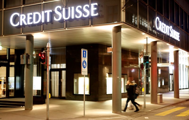 &copy; Reuters. Логотип Credit Suisse в офисном здании в Базеле