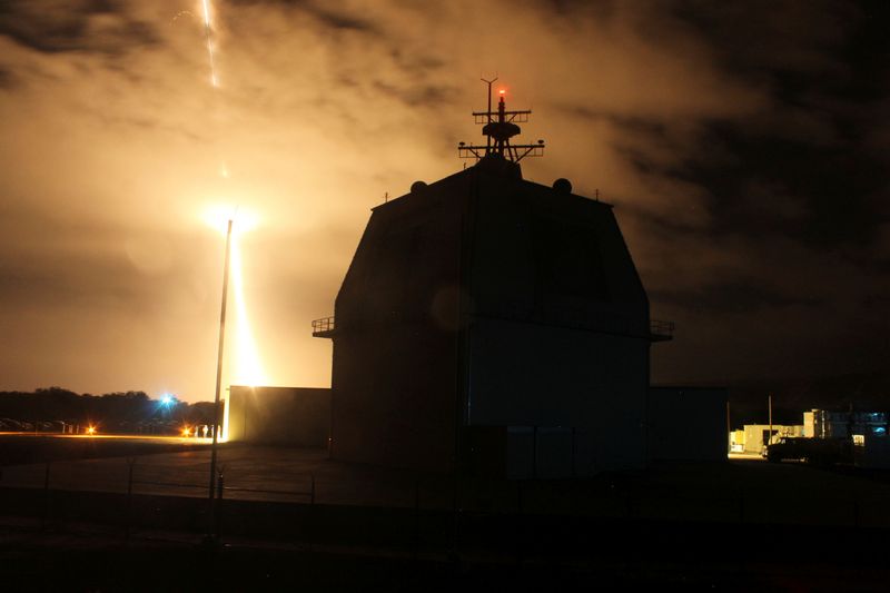 &copy; Reuters. FILE PHOTO: Intercept flight test of a land-based Aegis Ballistic Missile in Kauai, Hawaii