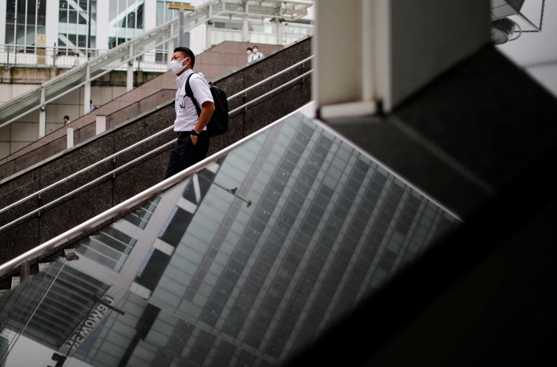 &copy; Reuters. Un uomo indossa una mascherina durante l&apos;epidemia da coromavirus in corso nel Paese, a Tokyo, 14 luglio 2020