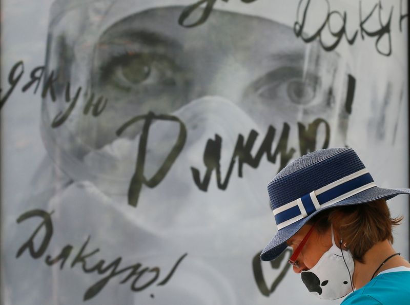 &copy; Reuters. Женщина в защитной маске в центре Киева