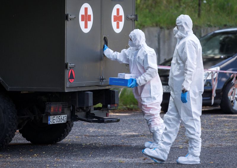 &copy; Reuters. Trabajadores sanitarios en Ruda Slaska, Polonia, el 27 de julio de 2020