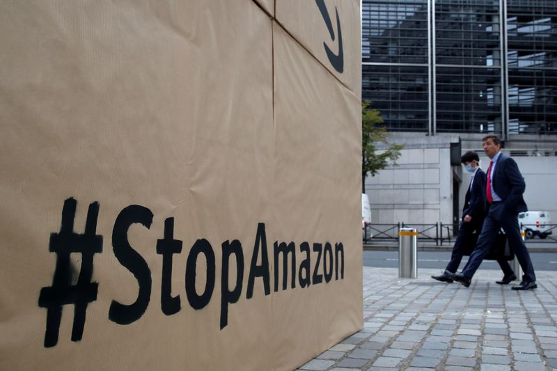 © Reuters. FILE PHOTO: Climate activists attend a demonstration against Amazon near the Bercy Finance Ministry in Paris