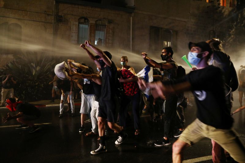 &copy; Reuters. Israelis protest against PM Netanyahu&apos;s alleged corruption and handling of COVID-19 crisis in Jerusalem