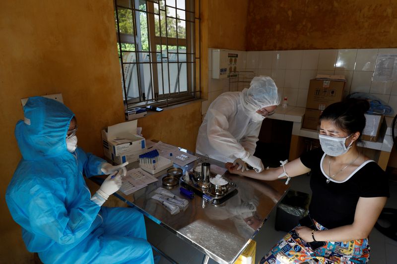 &copy; Reuters. Rapid testing center for coronavirus disease (COVID-19) outside Hanoi