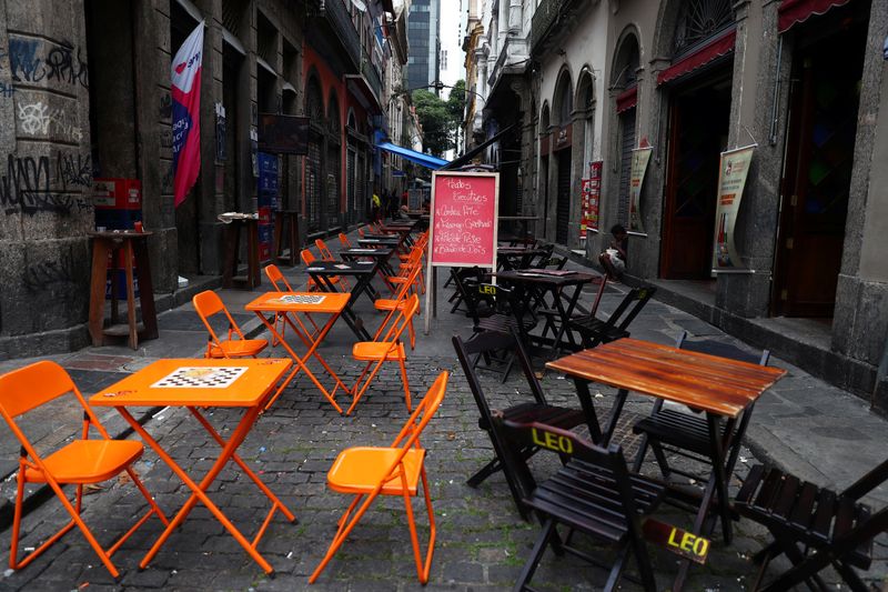 © Reuters. Mesas vazias de restaurantes no Rio de Janeiro, em meio ao surto do novo coronavíru