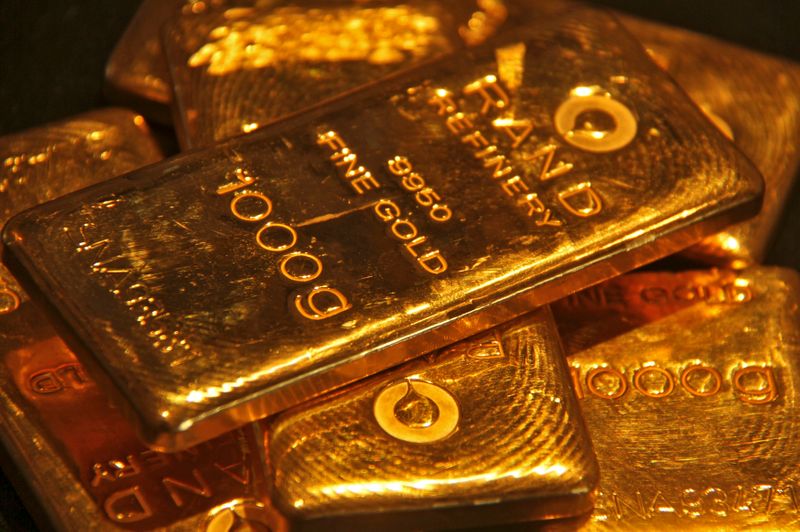 &copy; Reuters. Слитки золота в ювелирном магазине в городе Чандигарх на севере Индии