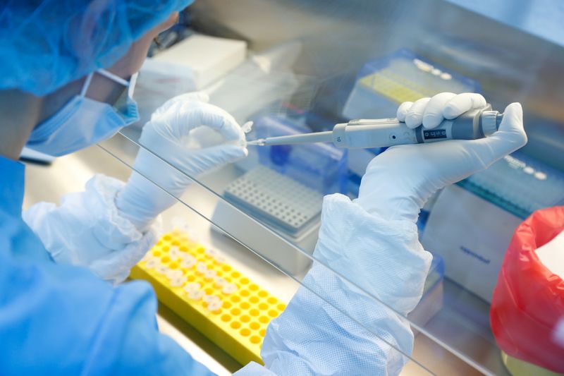 &copy; Reuters. Ученый готовит образцы во время исследования и разработки вакцины против COVID-19 в лаборатории в Санкт-Петербурге