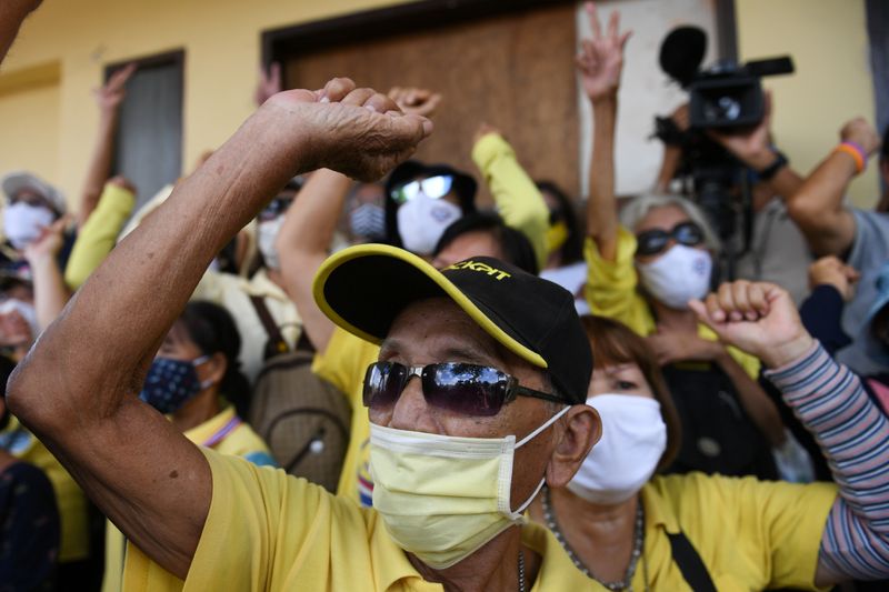 &copy; Reuters. Pro-royalist supporters show their support for the monarchy and the government in Bangkok