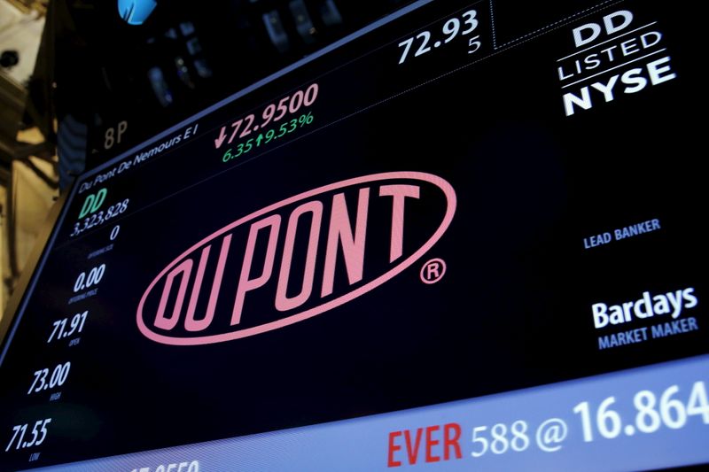 &copy; Reuters. Логотип Dupont на электронном табло в здании Нью-Йоркской фондовой биржи