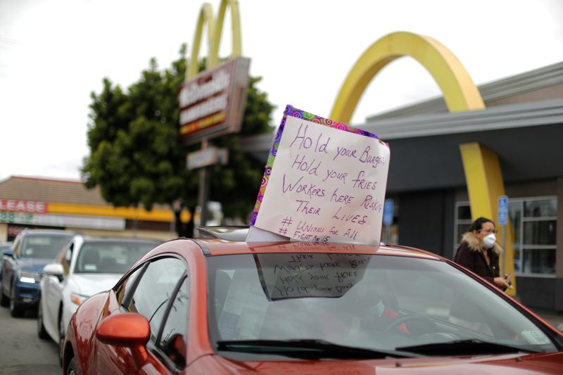 &copy; Reuters. FILE PHOTO: McDonald’s workers strike for protective gear, as the spread of the coronavirus disease (COVID-19) continues, in Los Angeles