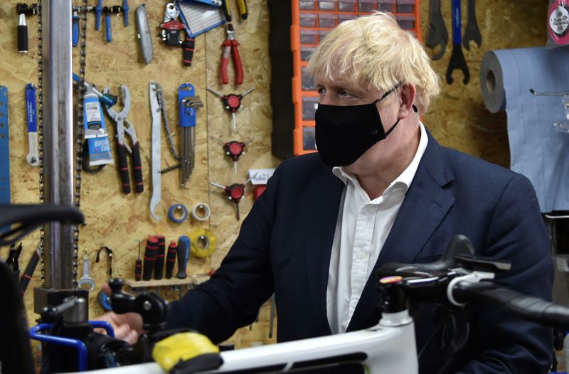 &copy; Reuters. Premiê britânico, Boris Johnson, visita oficina de bicicleta em Beeston