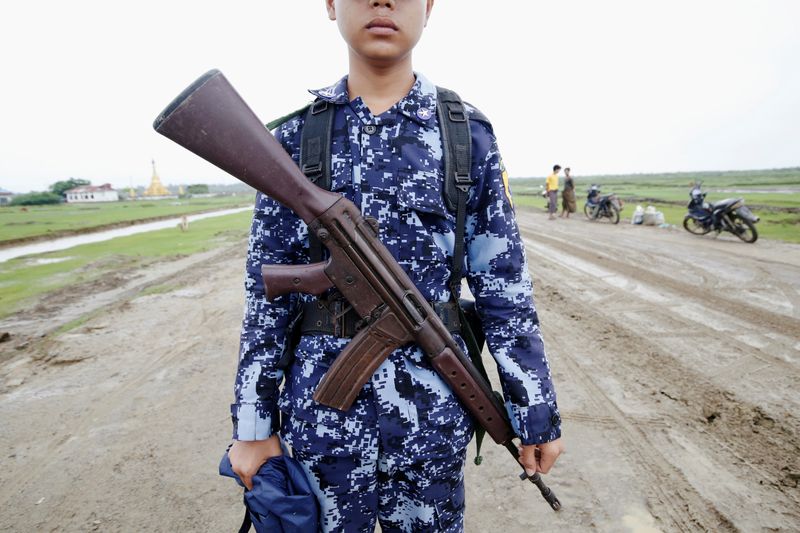 © Reuters. Myanmar police officer poses for a photograph in Maungdaw, Rakhine