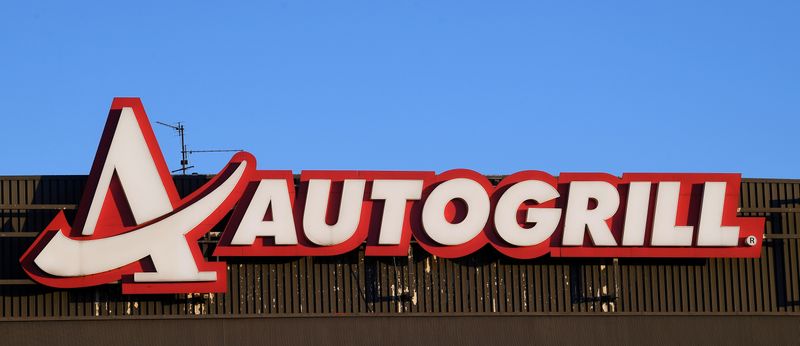 &copy; Reuters. Logo Autogrill sul tratto autostradale nei pressi di Fiorenzuola D&apos;arda