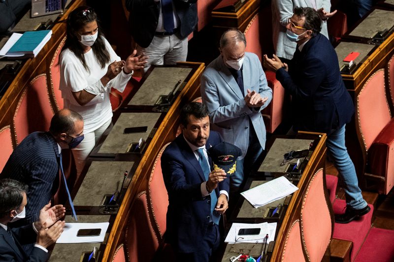 &copy; Reuters. Il leader della Lega Matteo Salvini tiene in mano un cappello della guardia costiera italiana dopo essersi rivolto al Senato, a Roma