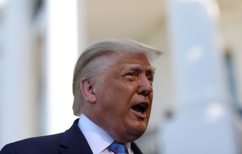 © Reuters. El presidente de los Estados Unidos, Donald Trump, abordó el Marine One para viajar a Texas desde el South Lawn de la Casa Blanca.