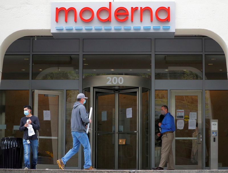 © Reuters. FILE PHOTO: Moderna Therapeutics seen during COVID-19 in Massachusetts