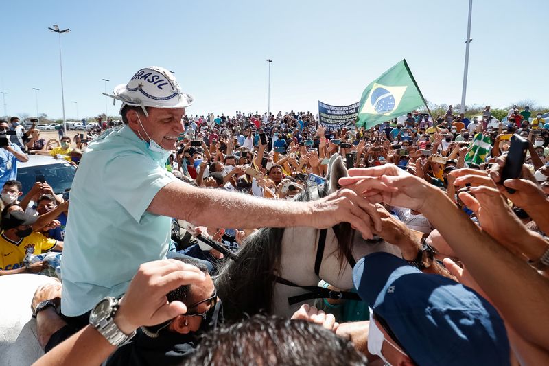 © Reuters. Presidente Jair Bolsonaro cumprimenta apoiadores em São Raimundo Nonato