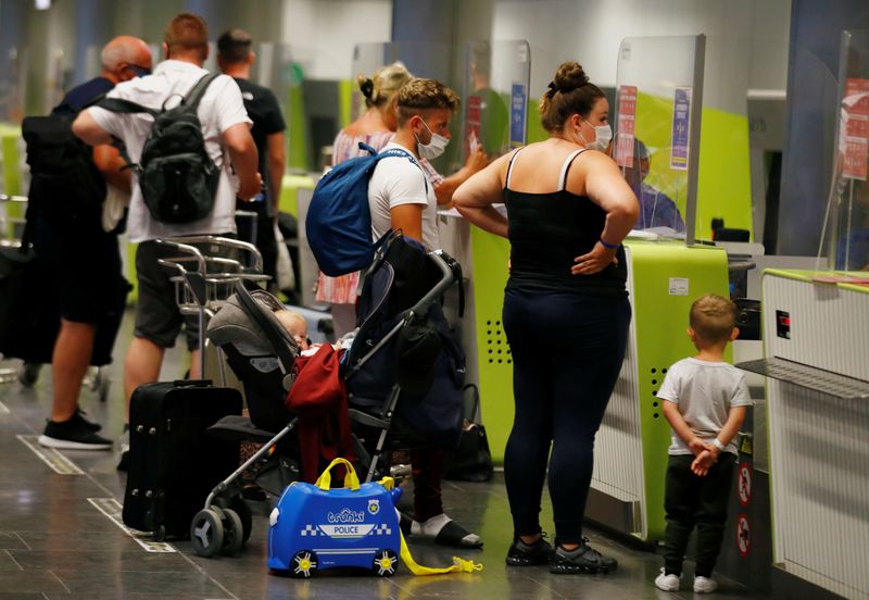 &copy; Reuters. Turistas británicos vuelven a Gran Bretaña en momentos en que el país impone una cuarentena de dos semanas a todos los viajeros que vienen de España.