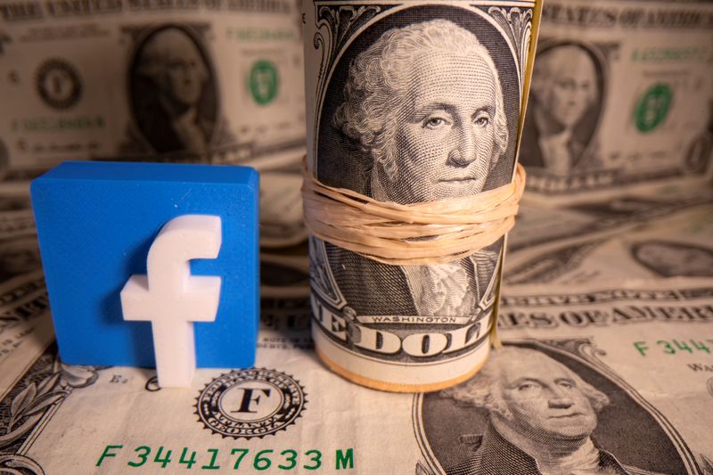 &copy; Reuters. Foto de archivo ilustrativa de una impresión 3D del logo de Facebook junto a billetes de dólares